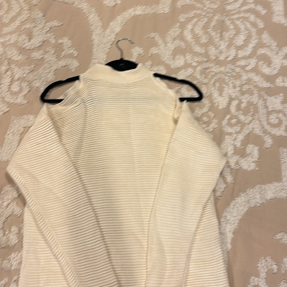 Super cute sweater!! - Picture 4 of 4